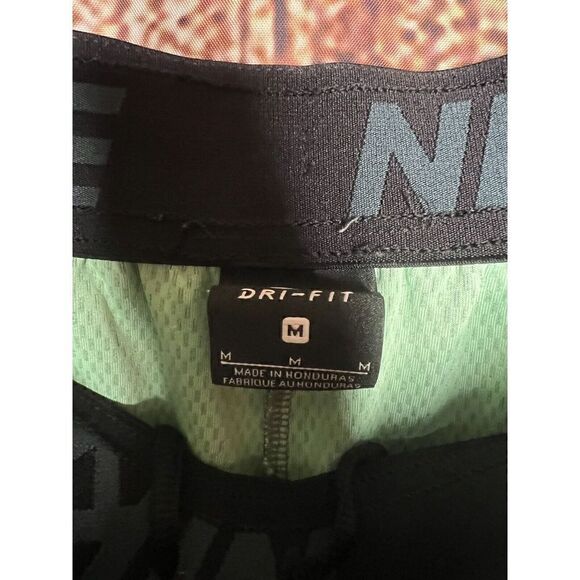 Nike Mesh Training Shorts Size Medium Green Swoosh Athletic 890811-328 - Picture 3 of 3